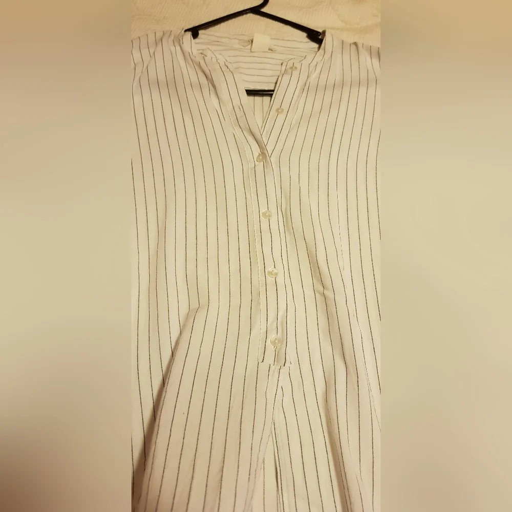 H&M white pin stripe blouse, side pull rouching - Picture 11 of 11